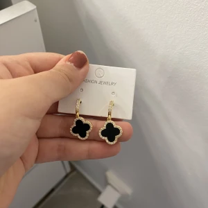 Svarta vancleef örhängen  - Jättesnygga och är i rostfritt materiel💕 Inte äkta därav priset 
