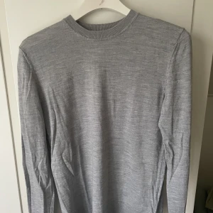 Tunn stickad tröja från samsoe  - Snygg stickad tröja från samsoe i storlek M. Nypris ca 1100. Tyvärr lite små fläckar på ärmen (bild 2), men dom går knappt att se. Skriv om du har några frågor🙌