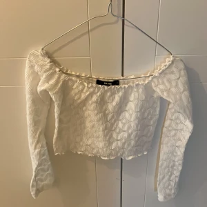 Söt liten topp i spets  - Genomskinlig vit topp i spets. Använd men i mycket gott skick. 