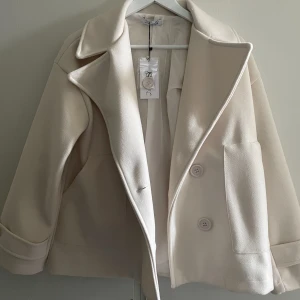 Kappa - Säljer en jätte fin kappa från design by si i storlek xs/s. Aldrig använt och prislapp finns kvar. Säljer den på grund av att den inte har kommit till användning. orginal pris 757kr💕