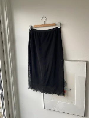 Kjol med vågig kant - Fått litet slitage i resorbandet, se bild. I övrig sparsamt använd. Nypris 300kr