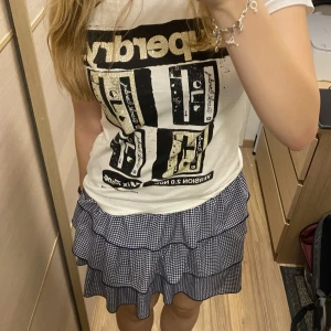 Zara kjol - Säljer denna fina zara kjol då den är förliten. Inga defekter och är som ny💕