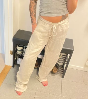 Linnebyxor  - Helt nya linnebyxor oanvända . Storlek S låg midjade inköpa på Chelsea i Göteborg för 499kr Säljer för 350 kr  