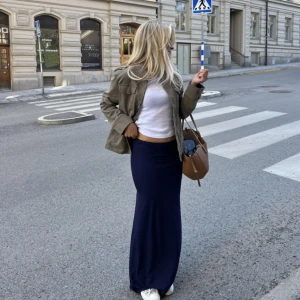 Långkjol - Säljer en lågmidjade kjol ifrån Nelly i stl S, ej använd och prislapp kvar