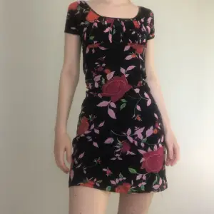 En superfin kort klänning med blommönster från Kookai! Inga tecken på användning. Säljer pga använder för lite🫶