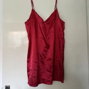 Silkesklänning storlek S, inköpt second hand 