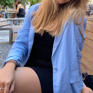 Somrigt set  - Jättefint somrigt blått set från NA-KD, kavaj storlek 40 & shorts storlek 38💙knappt använt 