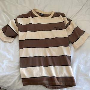 En fin sommar oversized T-shirt i storlek S. Skick 9/10. Jag är 175cm Pris 200!