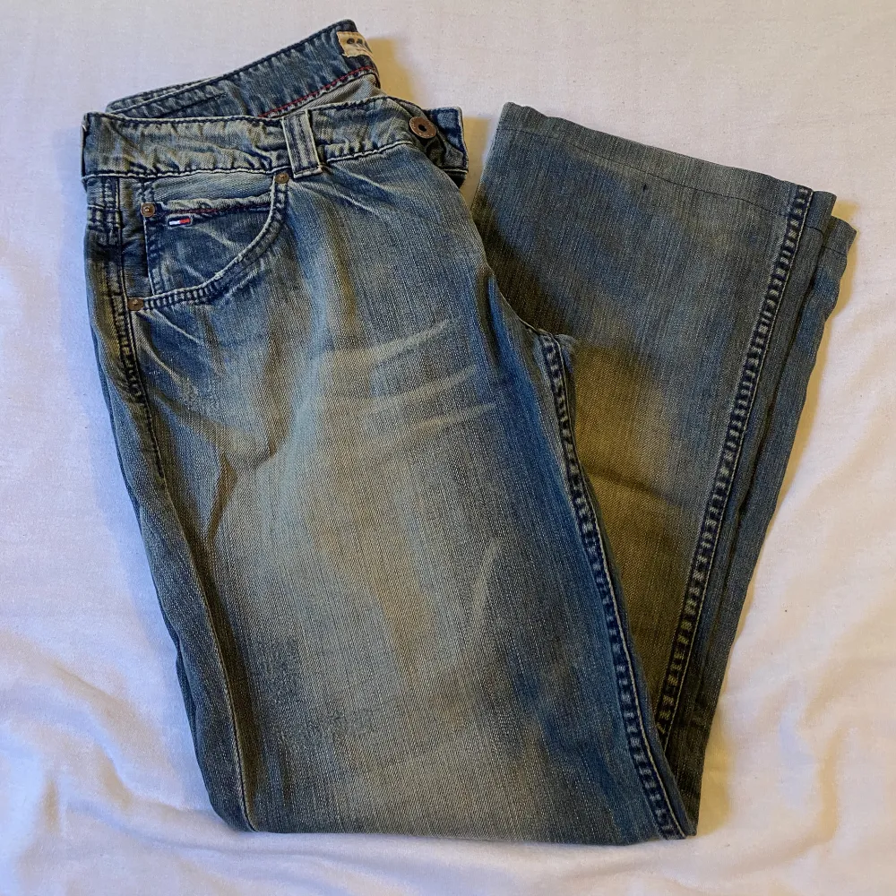 Lågmidjade vintage Hilfiger jeans.  Jag är 160 cm och de slutar precis vid min häl. Dem är upp sydda så de går att spreta up om man vill ha de längre.  . Jeans & Byxor.