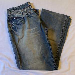 Lågmidjade vintage Hilfiger jeans.  Jag är 160 cm och de slutar precis vid min häl. Dem är upp sydda så de går att spreta up om man vill ha de längre.  