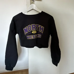 Croppad sweat  - Croppad sweat inköpt second hand 