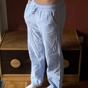 Mysiga pyjamas byxor från Kappahl  köpta för 400kr. Storken är 170. Är 167cm för referens