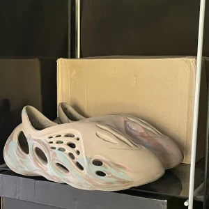Yeezy foam runner sand mx grey - ⌛️Yeezy foam runner MX sand grey ⌛️🔥Storlek 43 🔥✅Box och kvitto finns ✅🦋Skickar gärna fler bilder eller svarar på frågor 🦋📦Kan fraktas eller mötas upp i Stockholm 📦💥Pris kan diskuteras vid snabb affär 💥