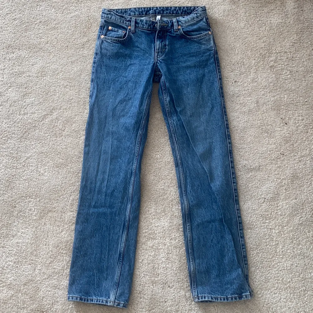 Jeansen är köpta från weekday och modellen heter ”Arrow Low Straight Jeans” i storlek 27/32.  Jeansen är som i nyskick då dom knappt är använda och har inga hål eller skavanker.. Jeans & Byxor.