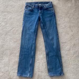 Jeansen är köpta från weekday och modellen heter ”Arrow Low Straight Jeans” i storlek 27/32.  Jeansen är som i nyskick då dom knappt är använda och har inga hål eller skavanker.