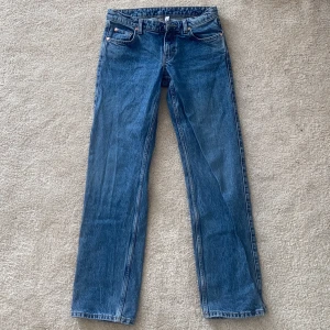 Low waisted straight jeans - Jeansen är köpta från weekday och modellen heter ”Arrow Low Straight Jeans” i storlek 27/32.  Jeansen är som i nyskick då dom knappt är använda och har inga hål eller skavanker.