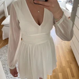 Klänning - Jättesöt klänning från bubbelroom! Endast använd 1 gång, i jätte bra skick! Köparen står för frakt💕