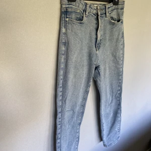 Jeans - Jeans från stravardius. Står att passformen är Mom Slim. Väldigt sköna och tycker att baksidan av jeansen framhäver ens former fint! Jag är 164cm och de slutar vid anklarna för mig.