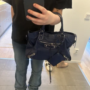 Balenciaga väska - Lägger upp igen på grund av osäker köpare!! Balenciaga väska, största modellen. Mörkblå och bra med fack😍 