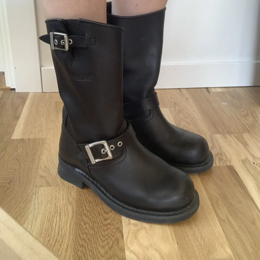 Mid calf boots från Caterpillar i svart läder.  Aldrig använt! Så fina men fel storlek för mig. Skor.