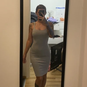 Zara klänning  - Formar kroppen superfint! Kommer tyvärr inte till användning och är i fint skick 