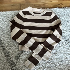 Sjukt snygg tröja - Superfin tröja från zara. Andvänd fåtal gånger, skriv om frågor☺️