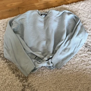 Blå tröja  - En superfin blå stickad tröja från zara med knytning i ryggen. Andvänd fåtal gånger. Skriv om fler frågor☺️