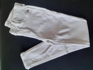 Vita jeans från River Island - Supersnygga vita jeams från River Osland. Använda 1 gång så i nyskick.  Storlek 36