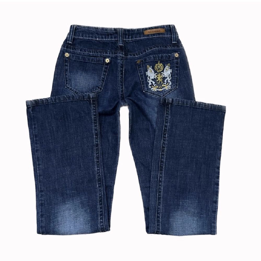 Skit coola lågmidjade y2k jeans med unik ficka på baksidan! Midjemåttet: 38cm tvärsöver Innerbenslängden: 81cm PS: kolla igenom mitt konto ni kommer hitta många y2k och vintage plagg!. Jeans & Byxor.