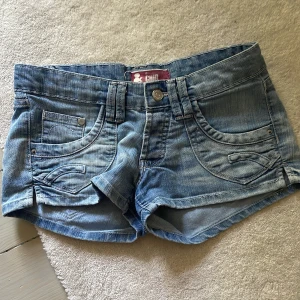 Lågmidjade shorts  - superfina lågmidjade jeansshorts! Så fin färg och unika detaljer!!💖💖 