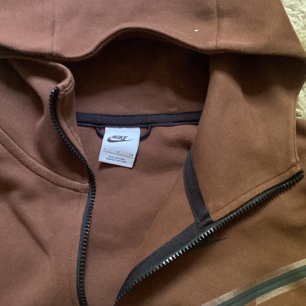 En jätte fin brun Nike tech fleece.  Fleecen är i bra skick och bara använd få gånger! 💞. Hoodies.