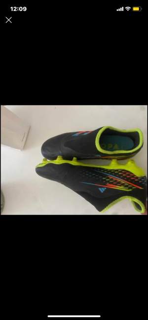 2 gånger använda fotbolls skor helt nya 10/10 skick. Köptes för 999 men säljer för halva priset alltså 500 kr.  Adidas copa