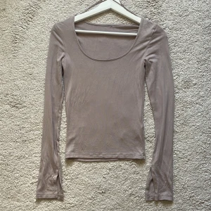 Långärmad topp - Fin långärmad topp från Gina tricot i bra skick då den är använd endast några få gånger🤩 Skickar mer bilder och info om man frågar🌸