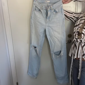 Jeans med hål - Momjeans med hål i knäna. Väl använda men inga större skador förutom lite slitningar längst ner på benen.
