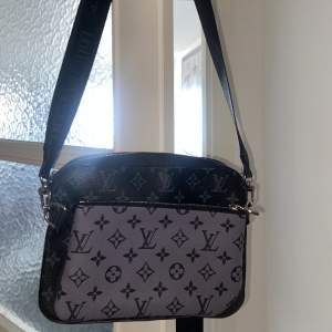 Säljer min fina Louis Vuitton duo väska. Skick är 9/10 knappt använd. Tveka inte att skriva om du har frågor!replicka