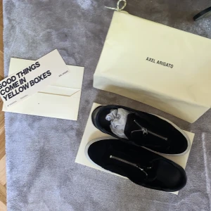 Axel Arigato 90 Laceless Zip - Säljer dessa feta skor då de inte passade mig. Dunder skick. Skriv gärna om det finns frågor 🙌 Pris går att diskuteras. 