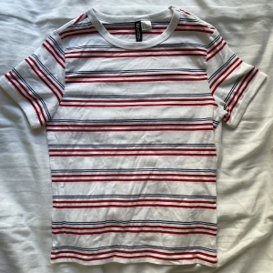 Randig t-shirt - Randig t shirt❤️💙