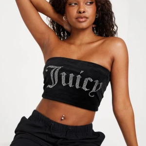 Juicy topp - Säljer denna juicy tube top i svart🩵Aldrig använd så i nyskick Storlek m men passar mig som S  Använd ej köp direkt funktionen 