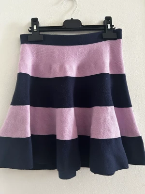 Blå, lila kjol - En söt randig kjol som är i bra skick, jag vet inte vilket märke, den är gammal och lappen är borta men den är mycket bra skick o h kvalite😊