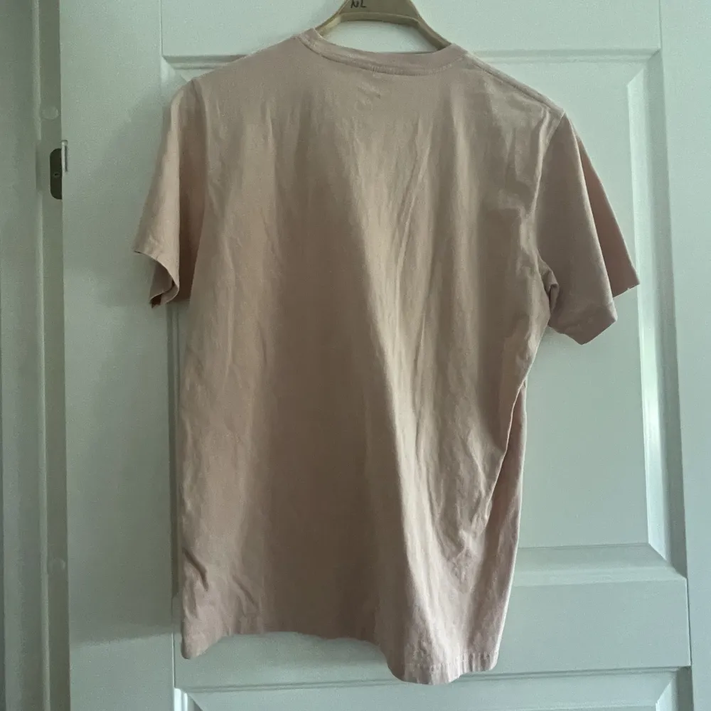 Rosa/beige ish t-shirt från carhartt i storlek M. Knappt använd så den är i nyskick.. T-shirts.
