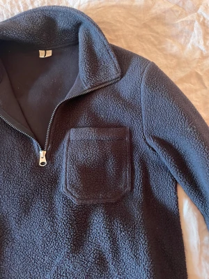 Stickad halfzip  - En gammal favorit från arket. Stickad halfzip perfekt för de kyligare sommarkvällarna. Pris 249kr.