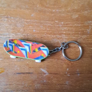 Nyckelring skateboard  - Kan posta med brev, skicka pm innan köp då så jag kan lägga till fraktkostnaden i priset. För mer info skicka pm. Köparen står för frakten. Ansvarar inte för paketet under frakt.