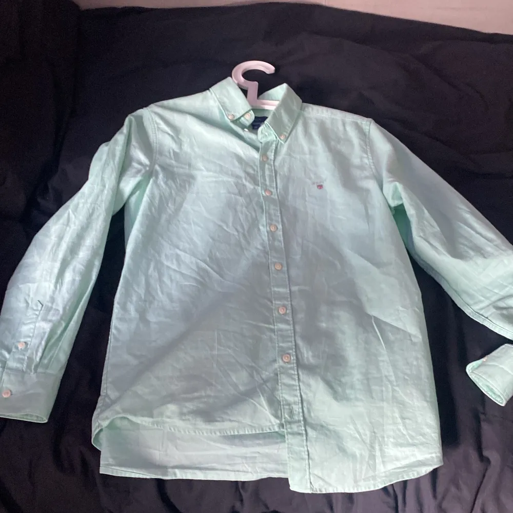 En skjorta som är väldigt snygg använts fåtal gånger, skick 9/10  Nypris 700kr. Skjortor.