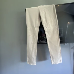 Beigea byxor - Säljer ännu ett par beige byxor som är lite ljusare och inte lika vida i längden