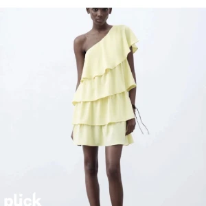 Gul klänning - Jätte snygg gul klänning i nyskick! Storlek M men passar bra på mig som är S Köp direkt för 750kr