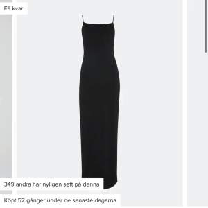 Säljer denna svarta långklänning från BikBok i storlek S. Slutsåld på hemsidan och är endast använd 2 gånger! Så skicket är som nytt❤️ Pris: 300kr+frakt!