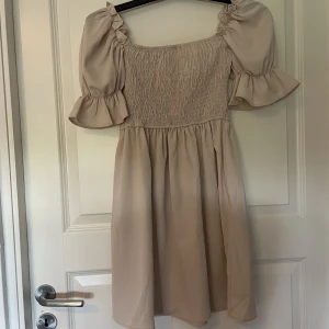 Beige sommar klänning - Jätte fin klänning som tyvärr inte kommer till användning längre. Jätte söt och fin till sommaren