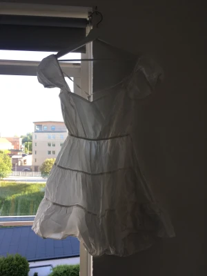 Söt klänning - Aldrig använd. Perfekt till midsommar, skolavslutning med mera.