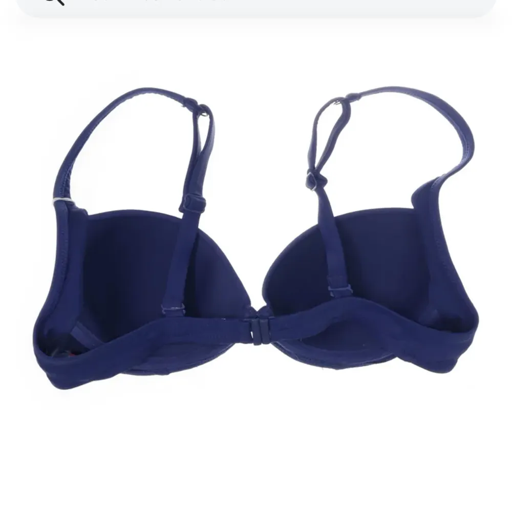 En blå jättefin bikiniöverdel, C-kupa, sitter jättefint men den var tyvärr inte i den färgen jag förväntade mig😊 60kr+ frakt. Muu.