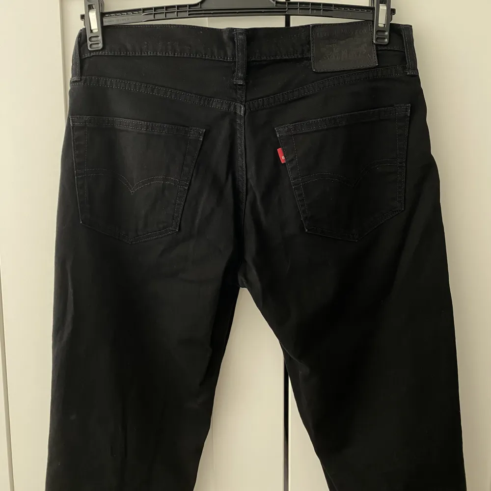 Svarta herrjeans från Levis i storlek W43 L32. De är knappt använda och är i jättefint skick!. Jeans & Byxor.